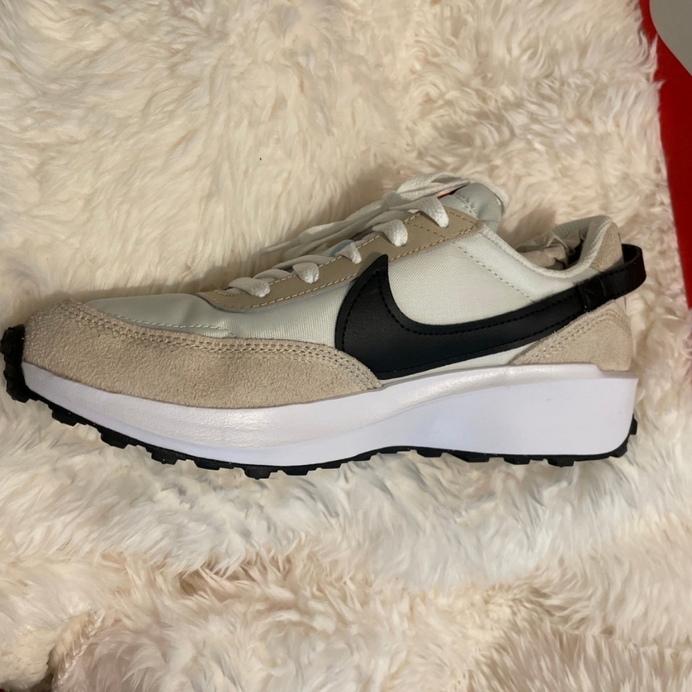 Brand new Nike waffle debut women sz US 8